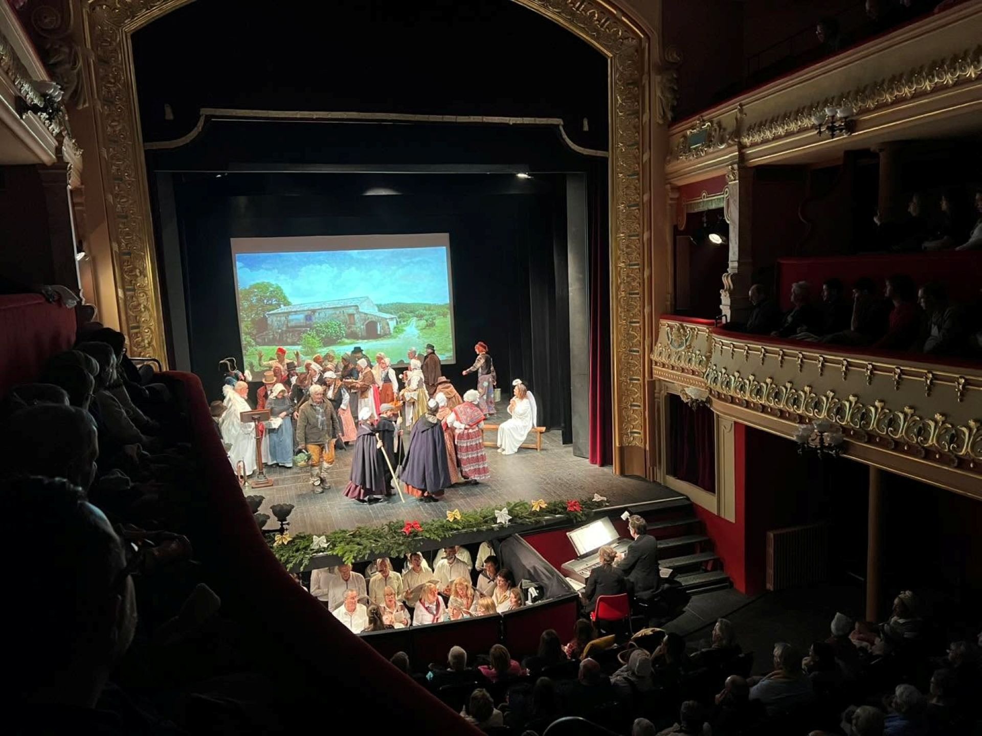 Au Théâtre :