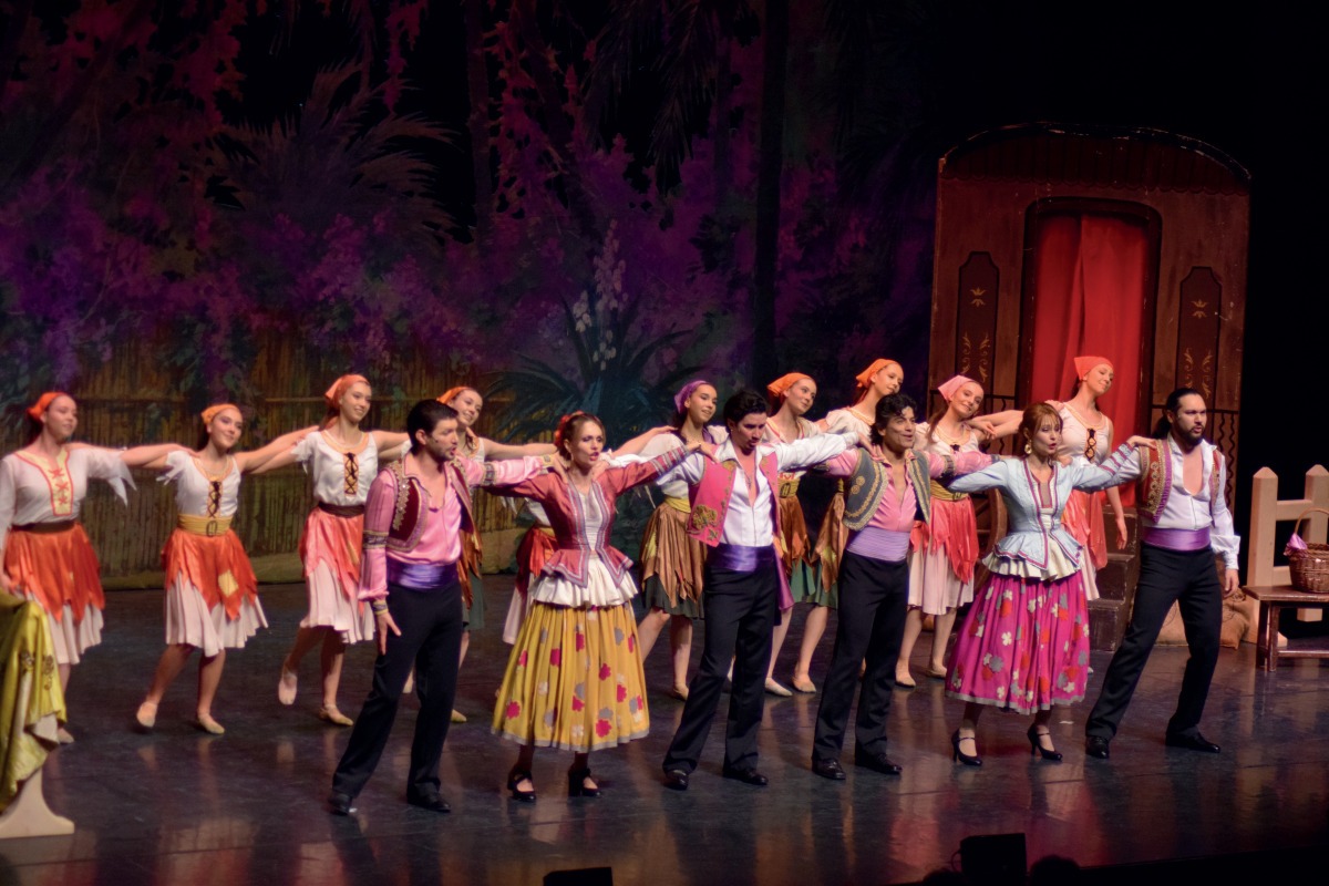 Au Théâtre :